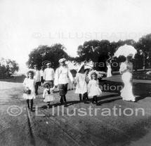 Russie, la famille Romanov. Les enfants du tsar Nicolas II et de l'impératrice Alexandra.  La promenade quotidienne de la famille impériale dans les jardins de Tsarkoié-sélo, septembre 1906.