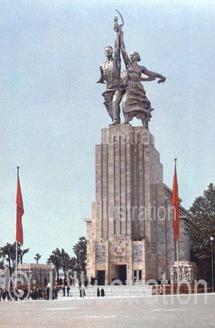 Exposition universelle à Paris en 1937 : pavillon de l'URSS Exposition universelle à Paris en 1937 : pavillon de l'URSS