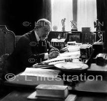 Emile Henriot chez lui à Paris, 1930. Emile Henriot chez lui à Paris, 1930.