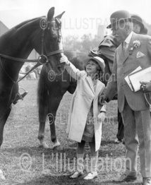 La princesse Elisabeth caressant un cheval, lors du Richmond Horse Show, en juin 1934