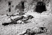 Cadavres de miliciens au pied des murs de l'Alcazar, sur le glacis qui fait face au tage, à Tolède, 1936