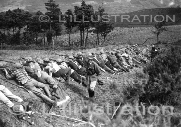 Des républicains allongés le fusil en joue guettent les troupes nationalistes dans les collines, 1936