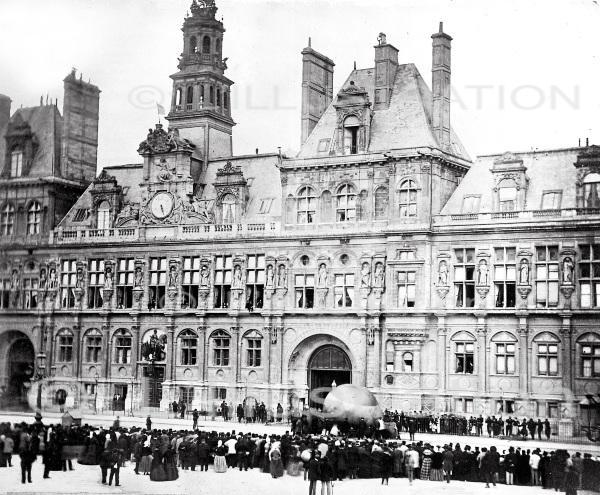 Gonflement d'un petit ballon porteur de proclamations de la Commune, place de l'Hotel de Ville, Paris, 1871